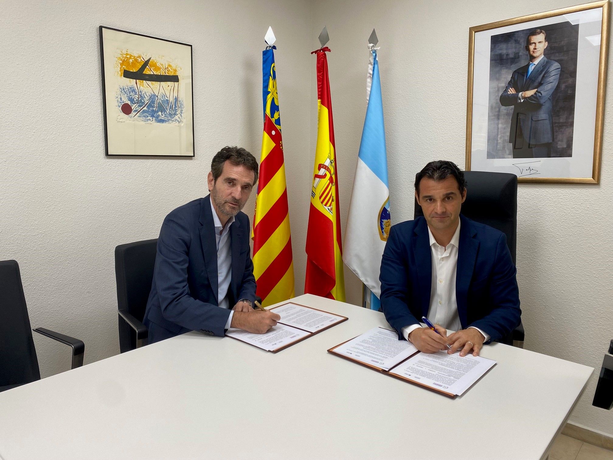Firma del conveni para retransmetre el Certamen Internacional Habaneras Torrevieja