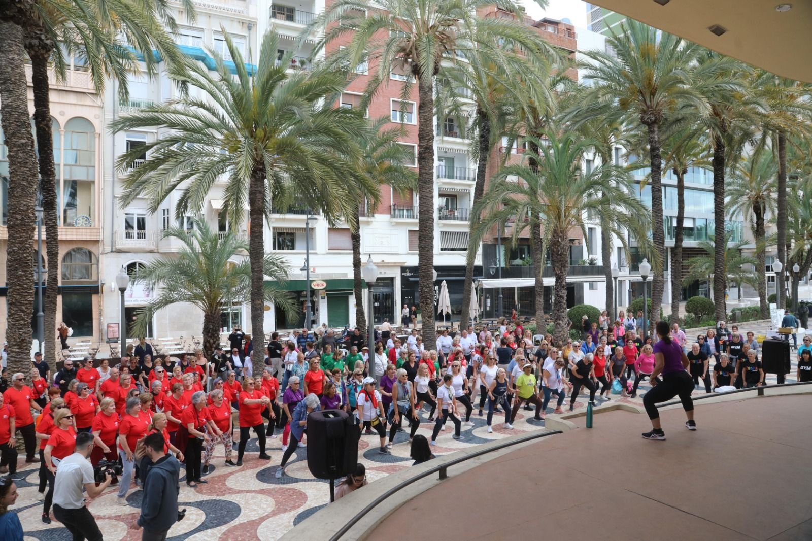 Activitat esportiva per a persones majors en la Petxina de l'Esplanada d'Alacant