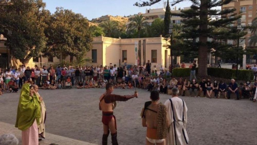 Recreación histórica con personajes romanos en los Jardines del Marq