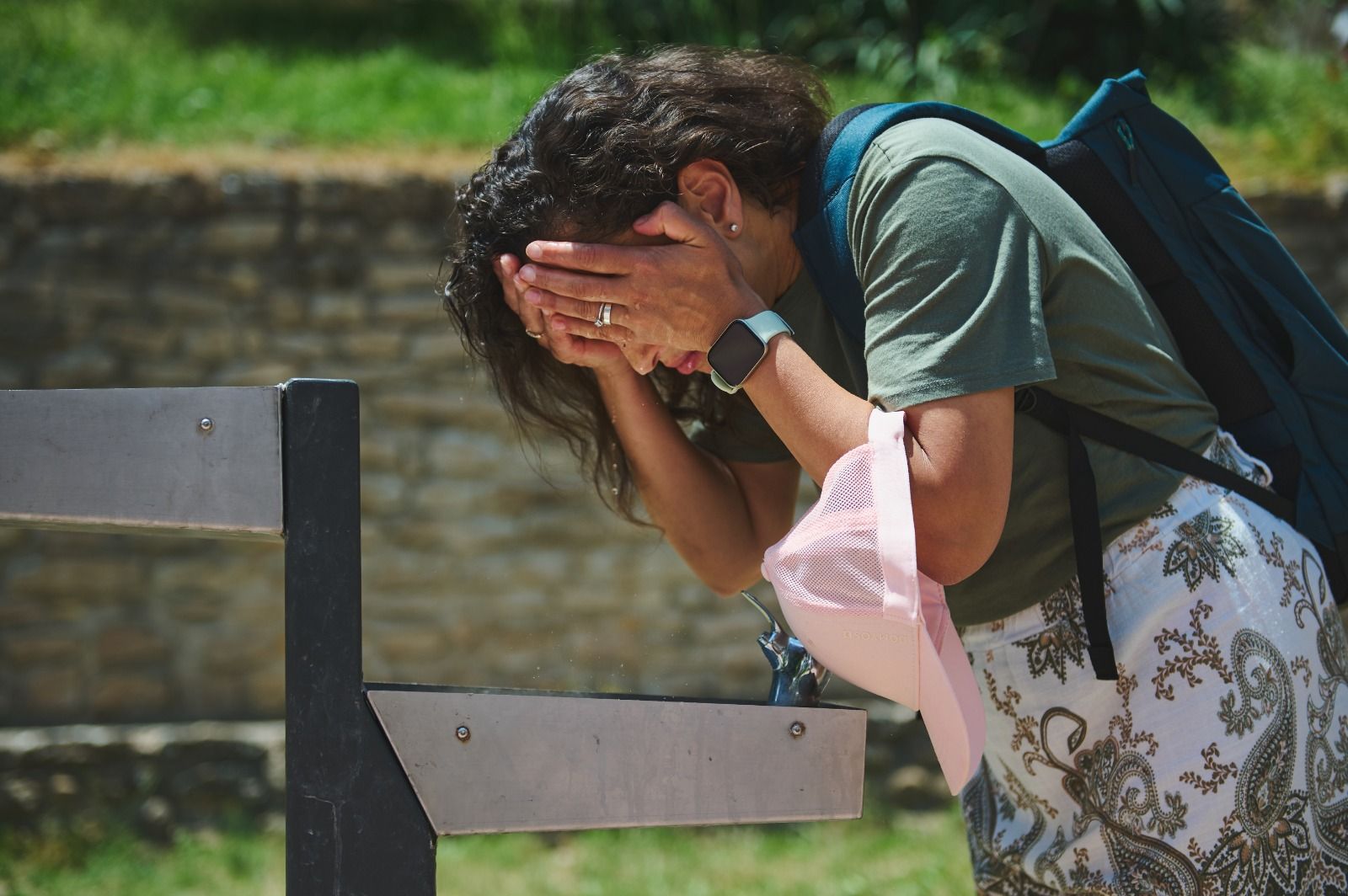Una mujer sufre por el calor y las altas temperaturas en la calle (Foto: Getty)