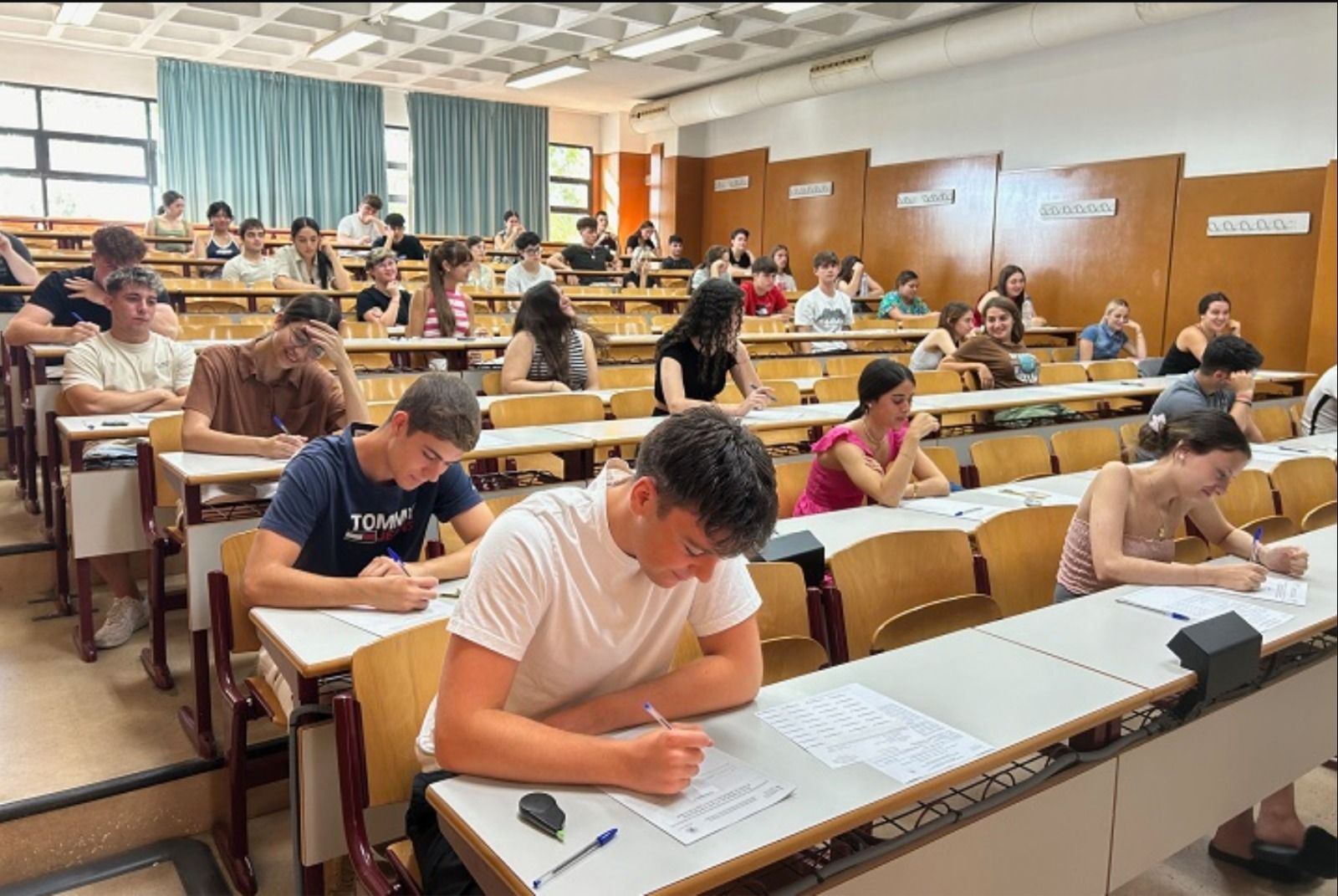 Diversos estudiants realitzen un examen de les PAU en la Universitat d'Alacant