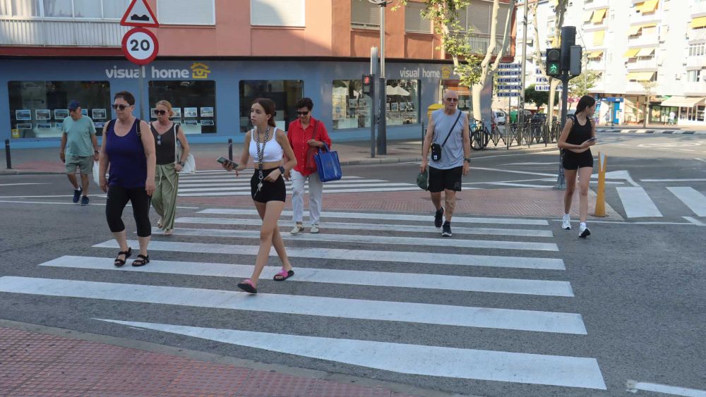 Diverses persones creuen per un pas de vianants a Benidorm