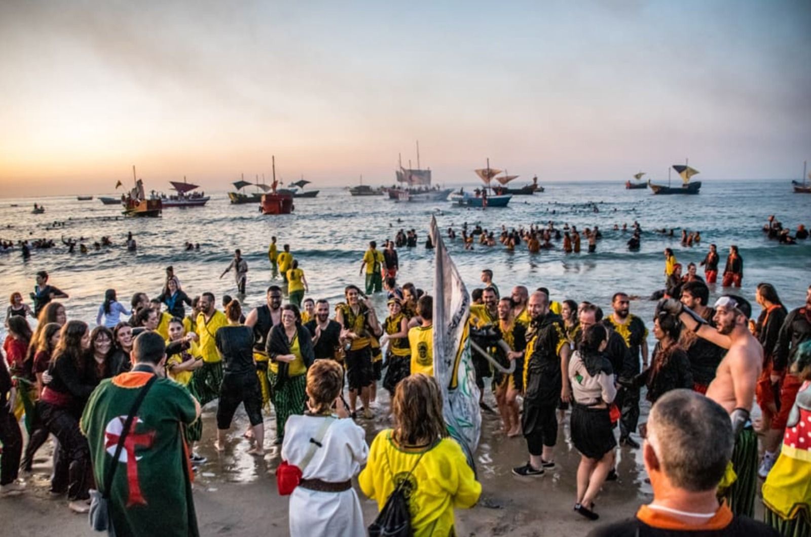 La platja de La Vila Joiosa es convertix en l'escenari del Desembarcament dels Moros i Cristians La platja de La Vila Joiosa es convertix en l'escenari del Desembarcament dels Moros i Cristians