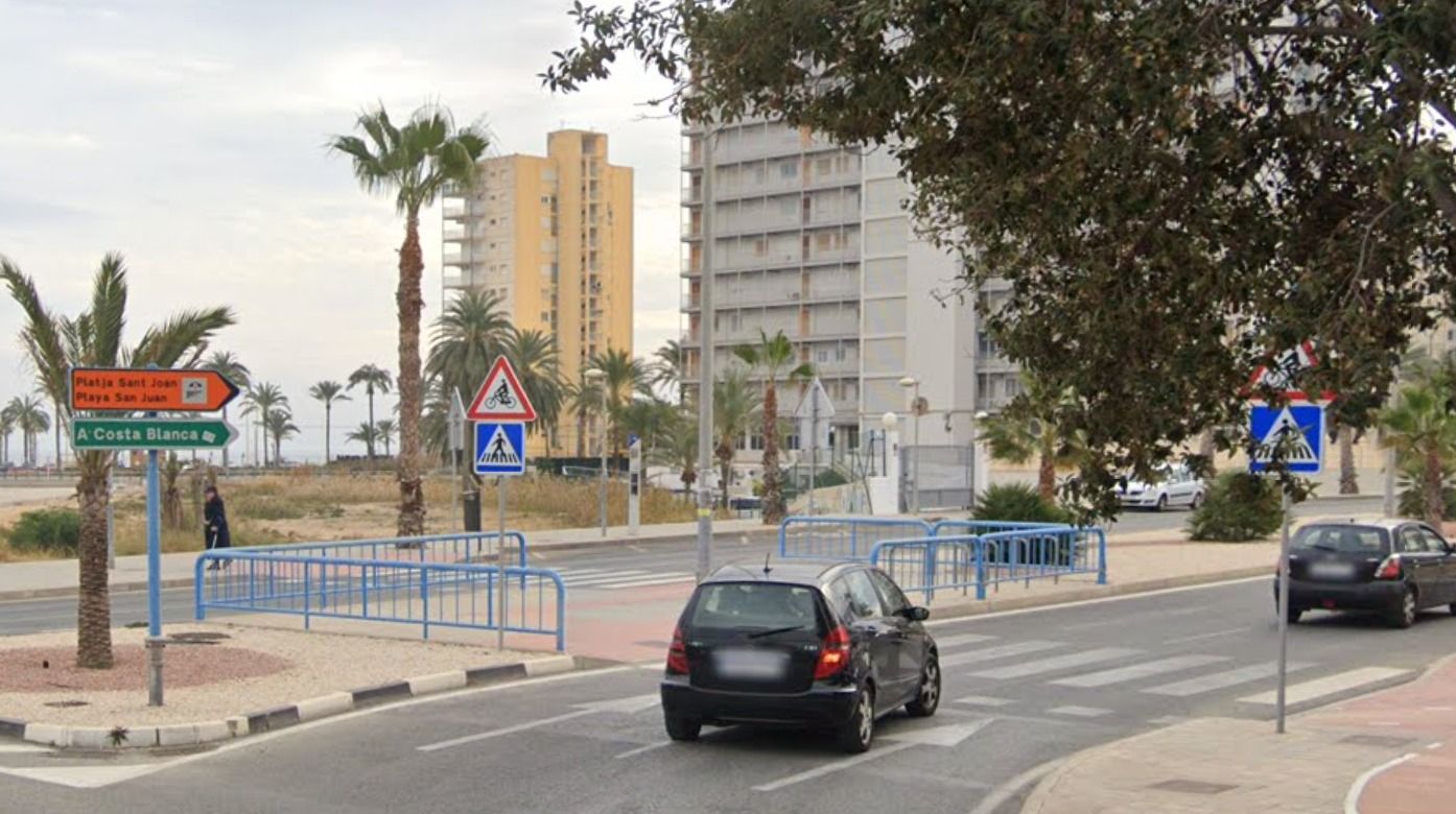 Acceso a la avenida Costa Blanca hacia la plaza de la Coruña desde el PAU 5