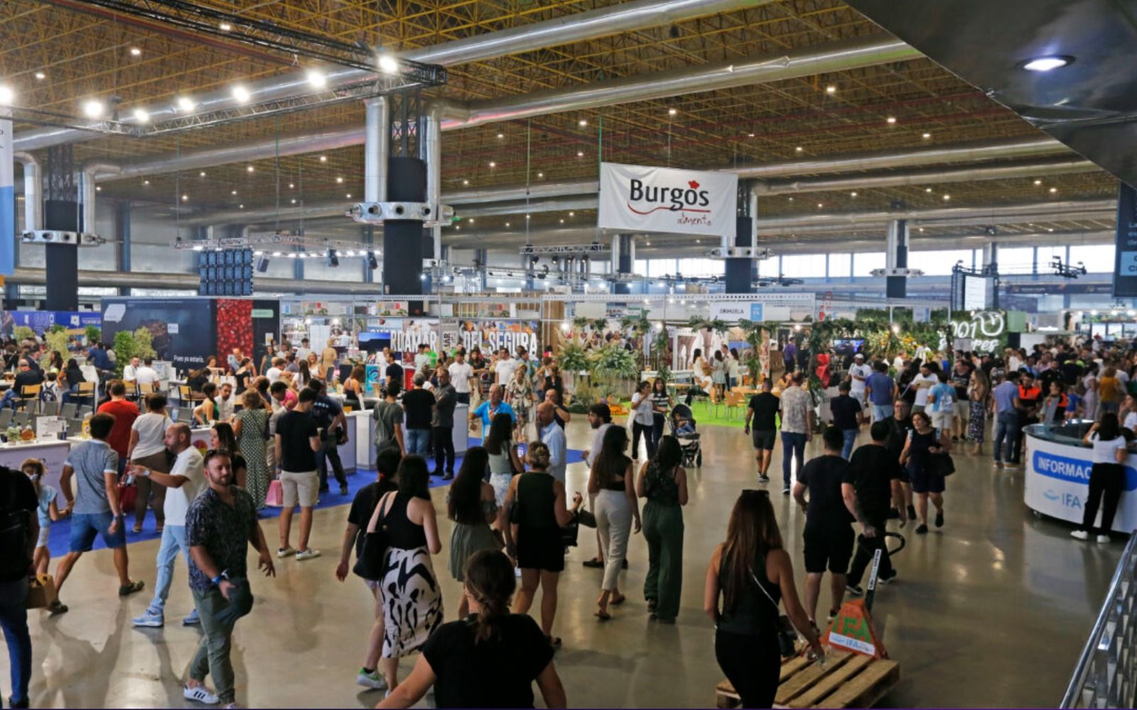Diverses persones en el recinte firal d'Alacant Gastronòmica Diverses persones en el recinte firal d'Alacant Gastronòmica