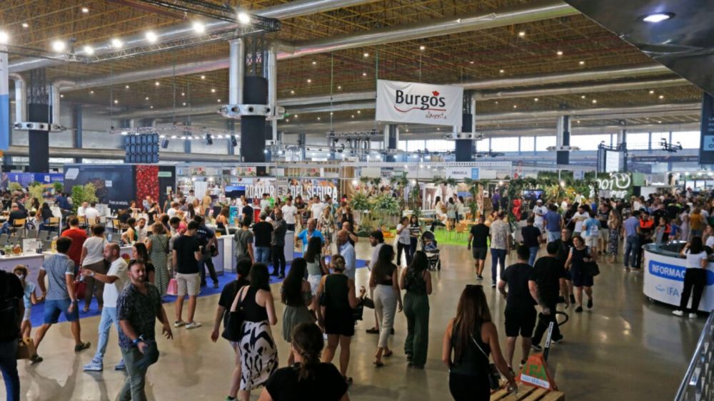 Varias personas en el recinto ferial de Alicante Gastronómica