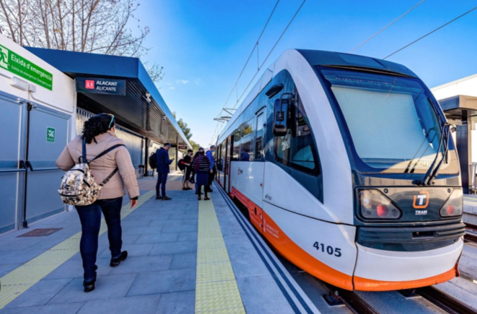 Varias personas en la estación del TRAM en Benidorm