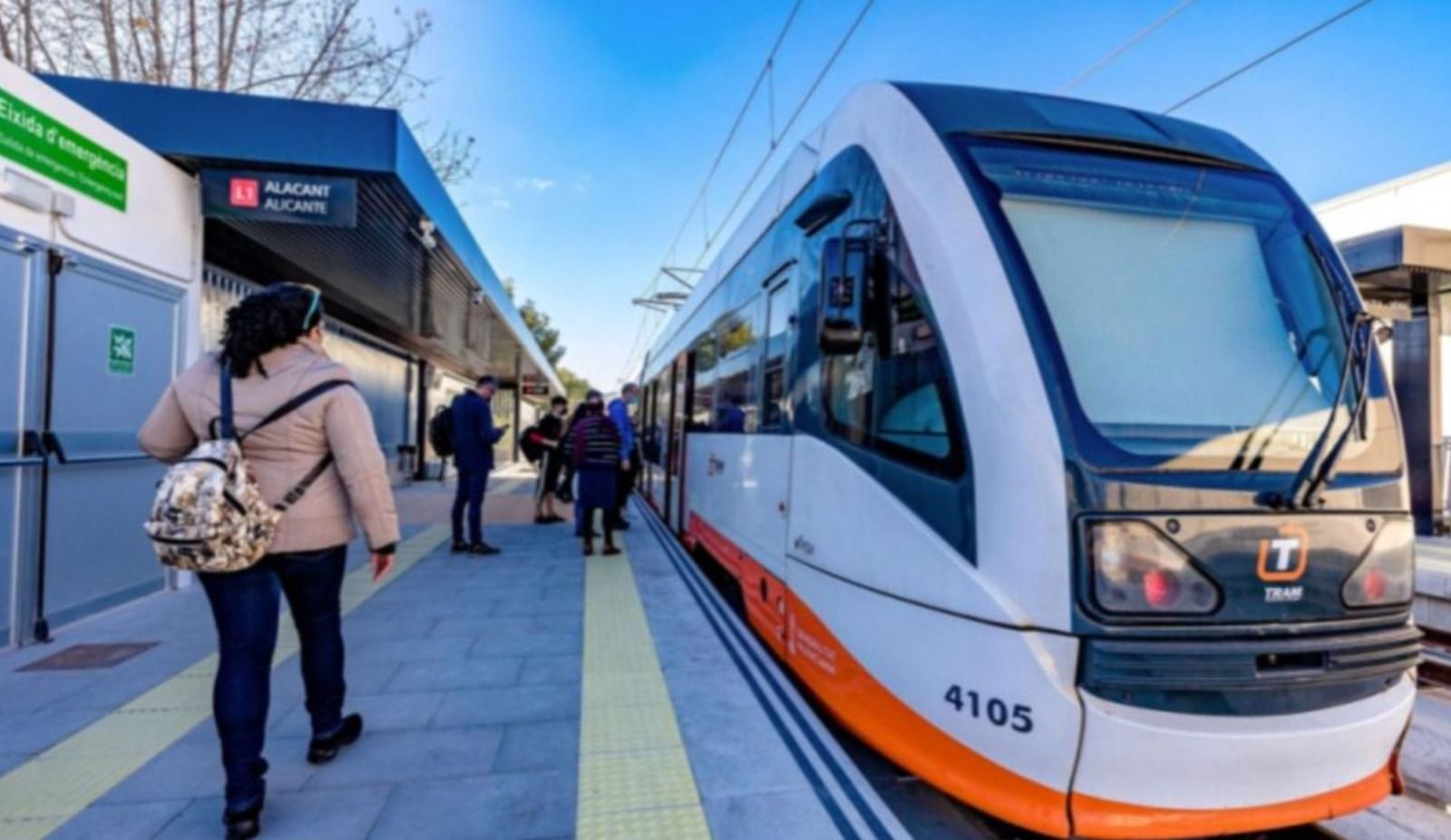 Varias personas en la estación del TRAM en Benidorm (Foto: Visit Benidorm)