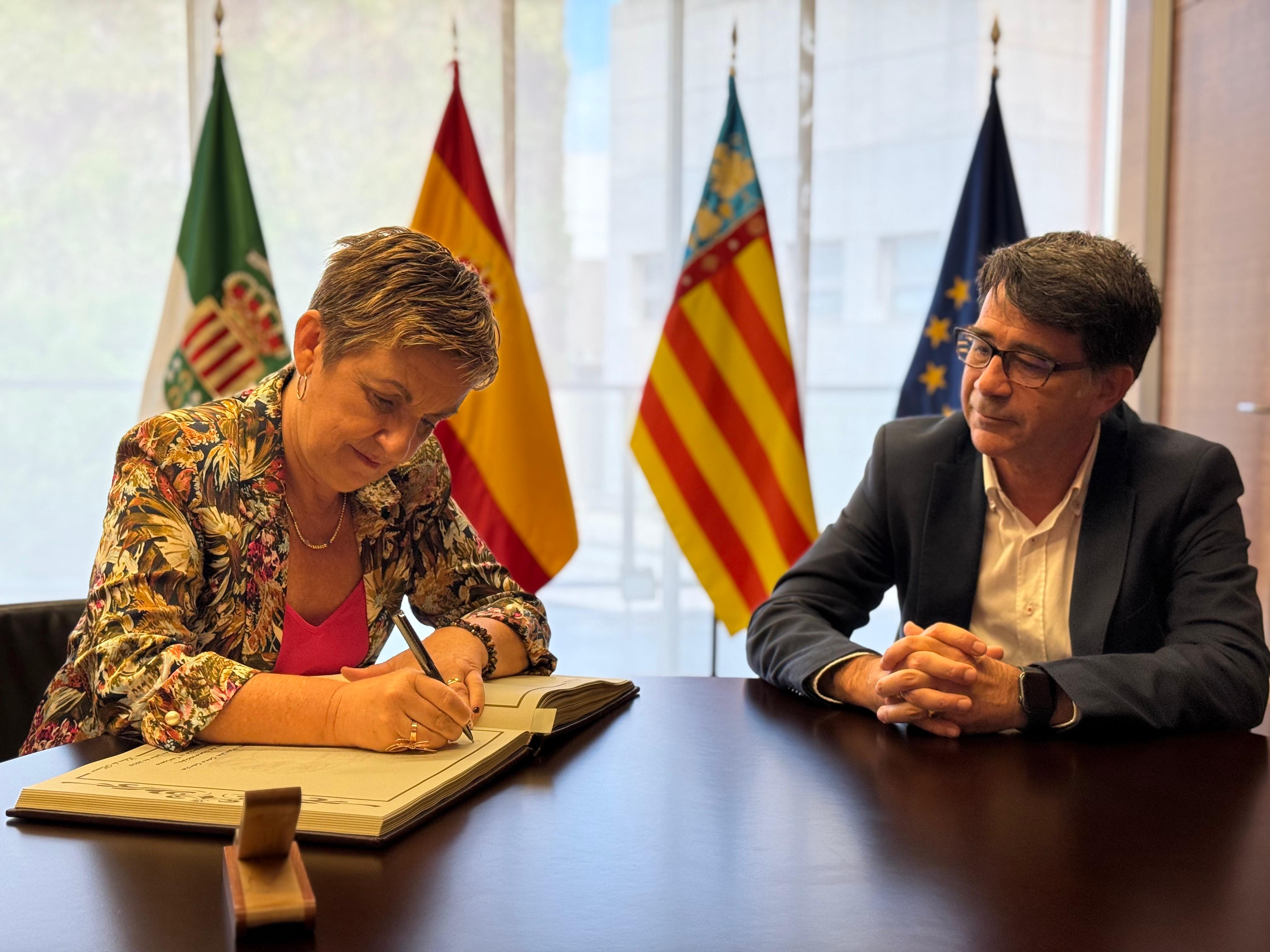 L'alcalde de Sant Vicent del Raspeig, Pachi Pascual, amb la consellera d'Indústria, Innovació i Comerç, Marián Cano