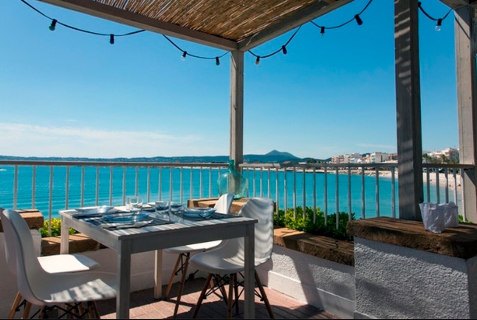 Terraza del chiringuito Cala Bandida en Jávea