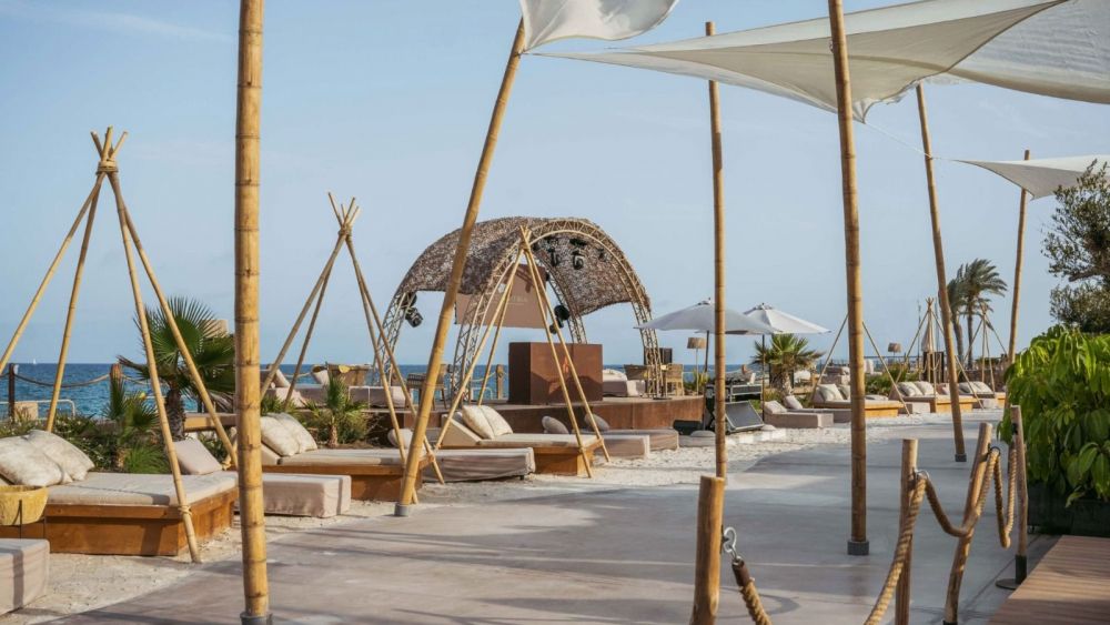 Zona chill out en el beach club Puntapiedra en Alicante