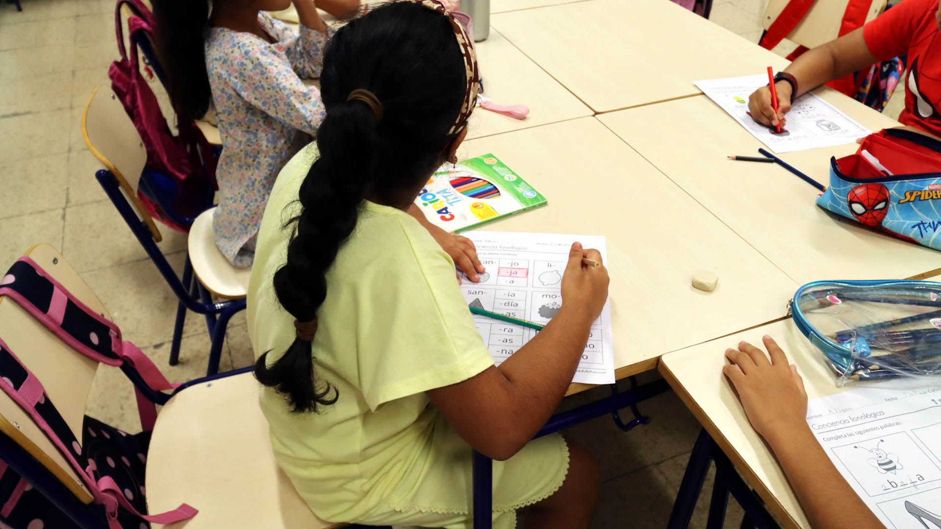 Imagen de una alumna en una escuela de Benidorm