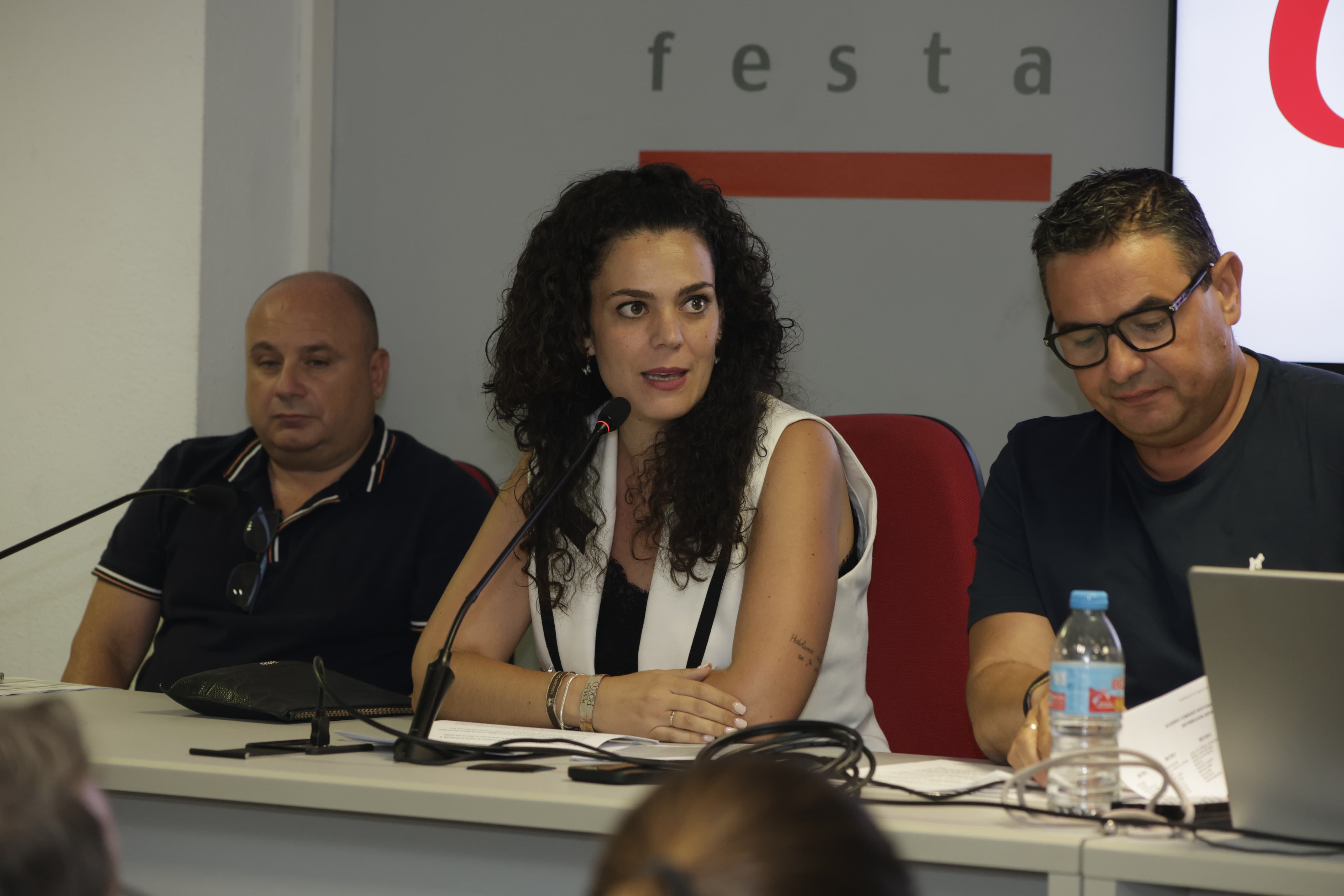 La concejala de Fiestas, Cristina Cutanda, durante la Asamblea de la Federació de Fogueres