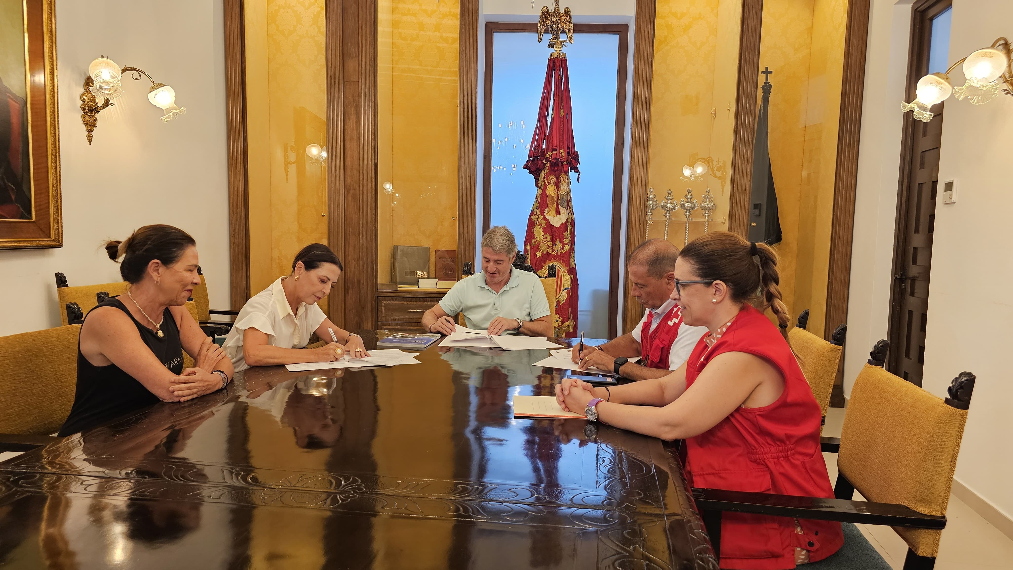 L'Ajuntament d'Oriola ha signat un conveni de col·laboració amb TM Grup i Cruz Roja