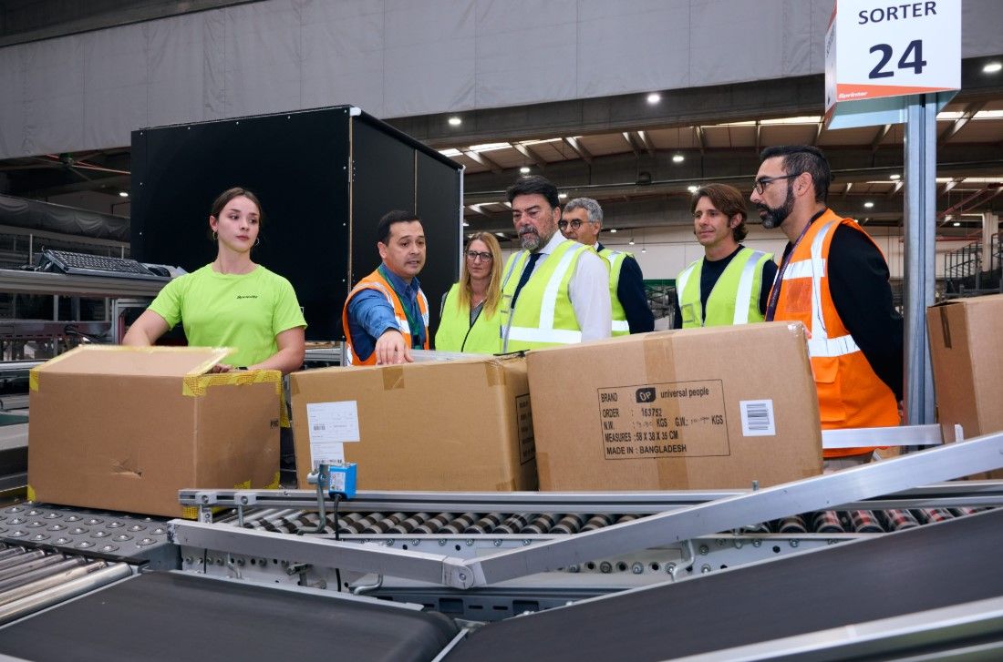 El alacalde de Alicante, Luis Barcala, en una visita a empresas de Las Atalayas