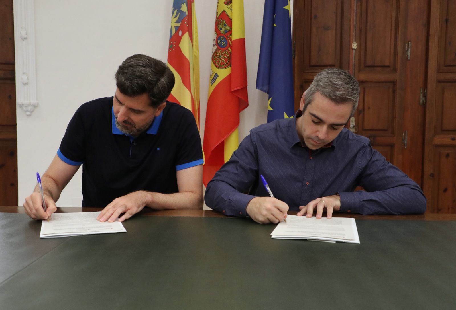 El director general, Francisco González, y el presidente de AMDComVal, Santiago Calaforra