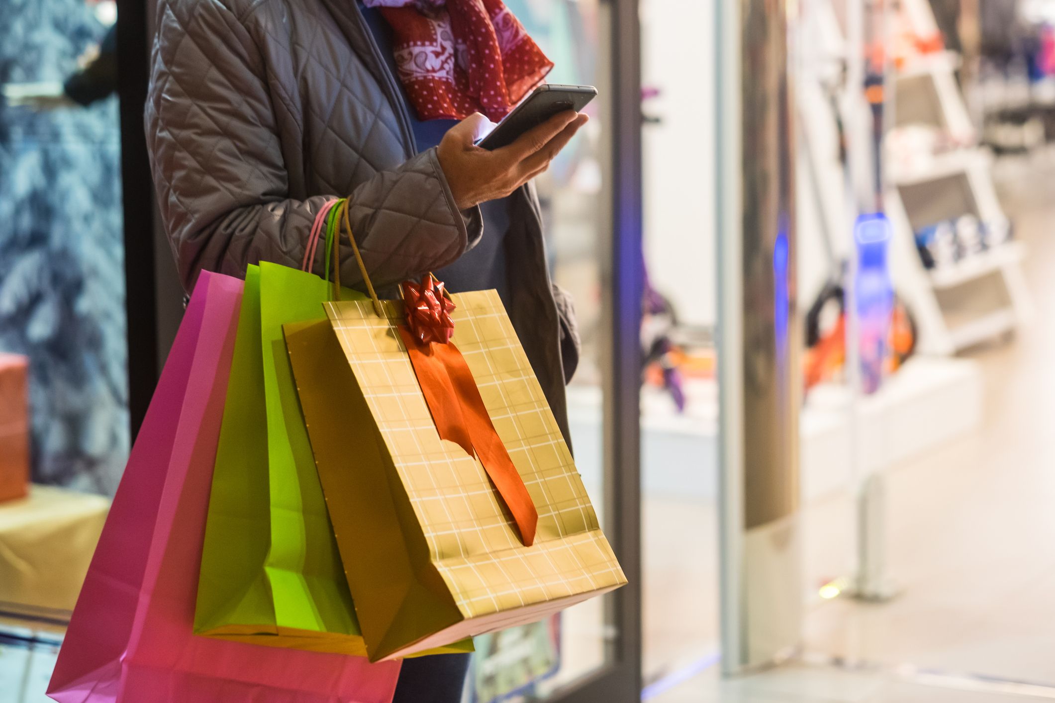 Una persona realiza sus compras - Foto: GettyImages