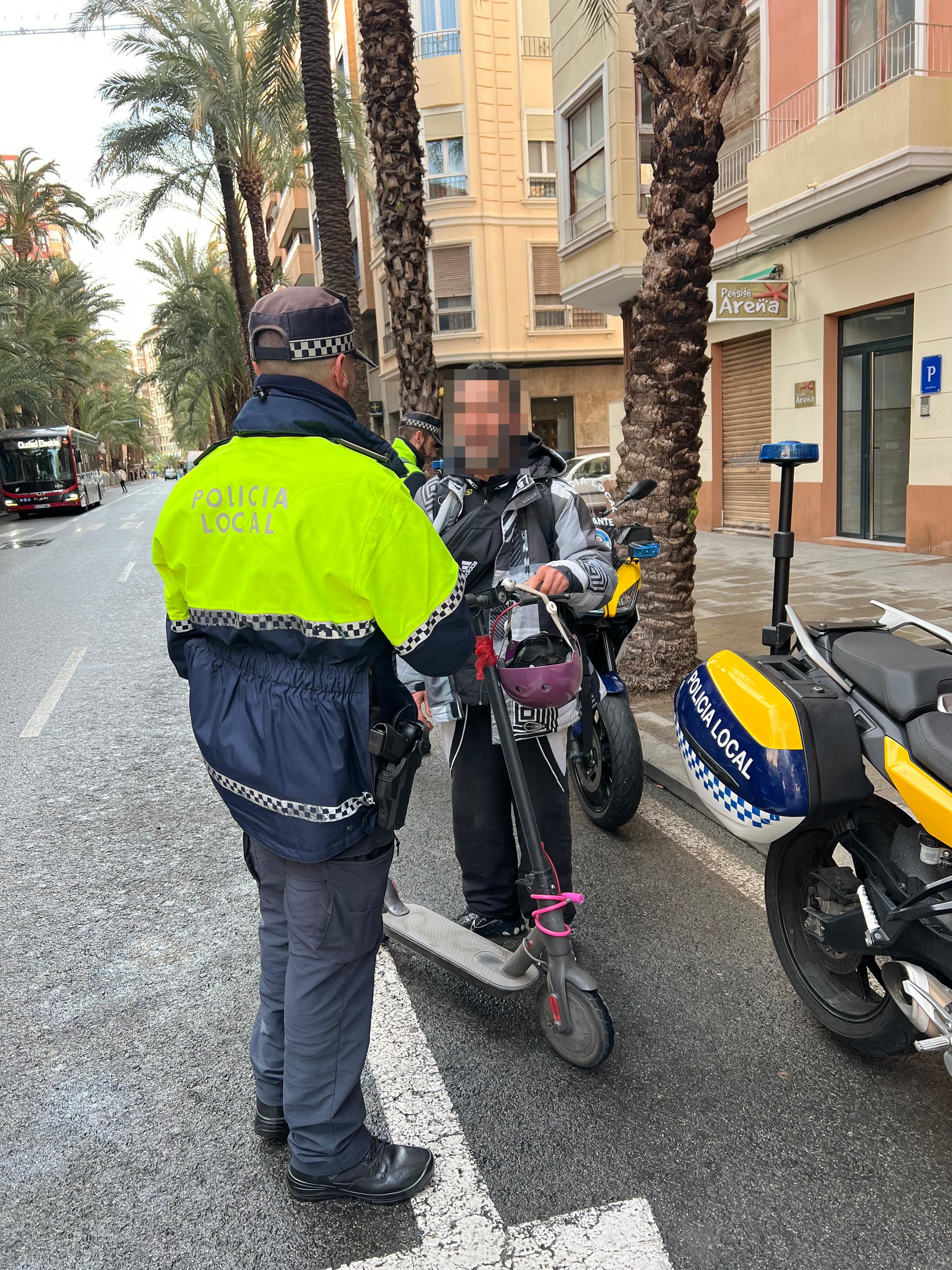 Un policía de Alicante pone una multa a un usuario de un patinete