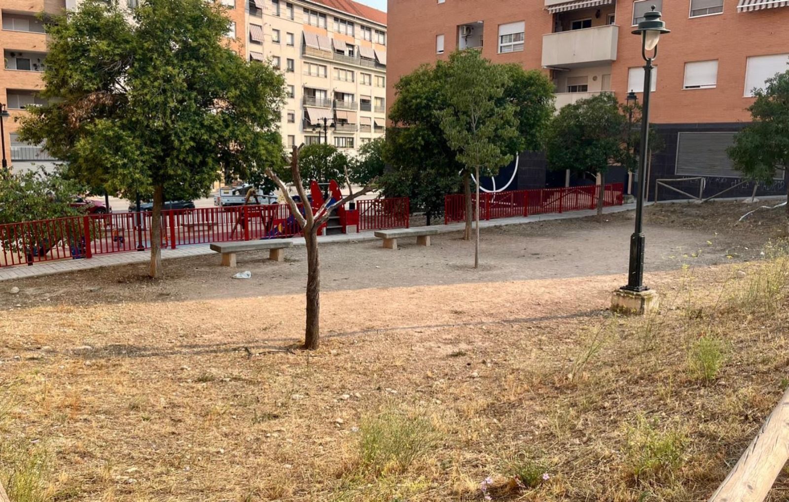 Estado actual de la zona verde de Carmen Vidal en Alcoy