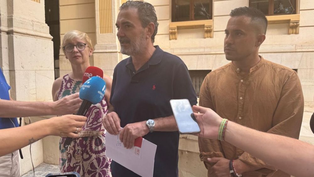 El portaveu socialista en la Diputació, Vicente Arqués, compareix davant els mitjans El portaveu socialista en la Diputació, Vicente Arqués, compareix davant els mitjans
