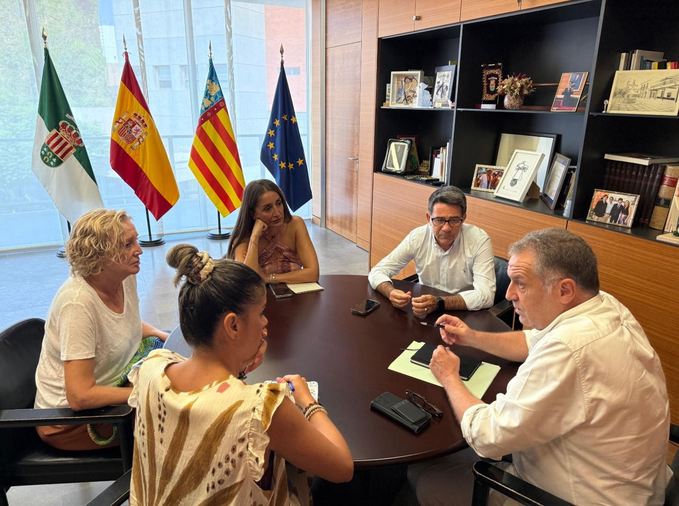 El director general de Salud Mental y Adicciones, Bartolomé Pérez, se reúne con el alcalde de San Vicente del Raspeig, Pachi Pascual