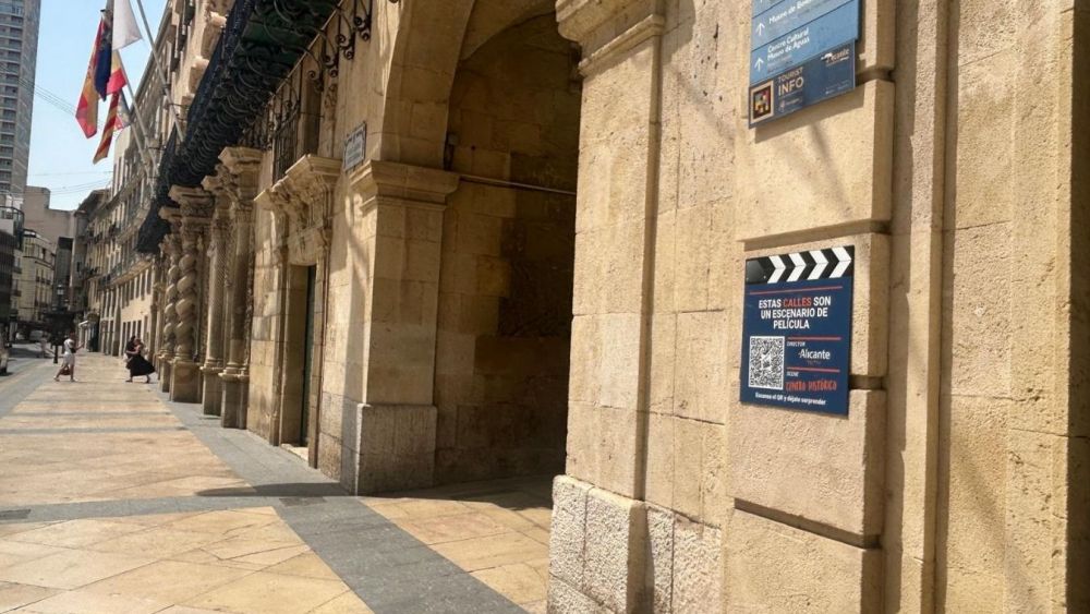 Código QR de las Rutas de Cine situado en el Ayuntamiento de Alicante Código QR de las Rutas de Cine situado en el Ayuntamiento de Alicante