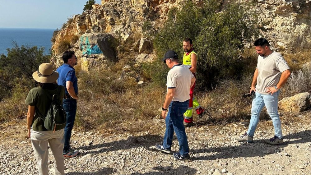 El alcalde Luis Barcala visita la Serra Grossa junto a la brigada de mantenimiento de los bosques