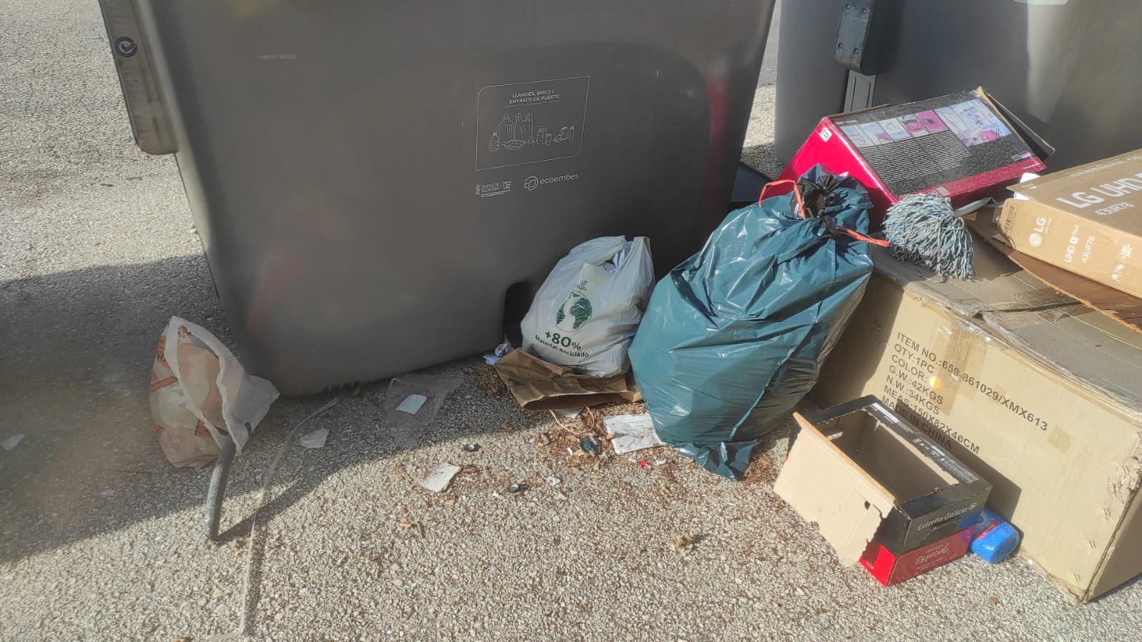 Residus fora d'un contenidor a Alcoi