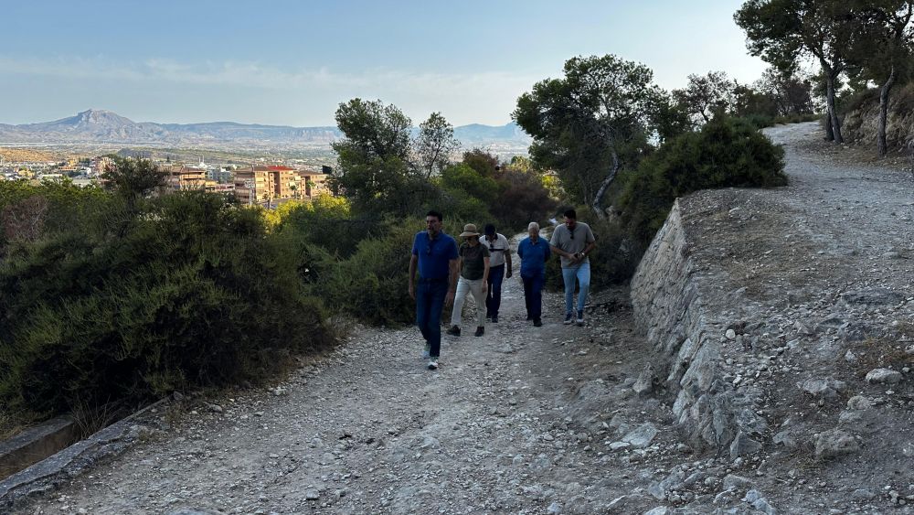 Sendero de acceso a la Serra Grossa