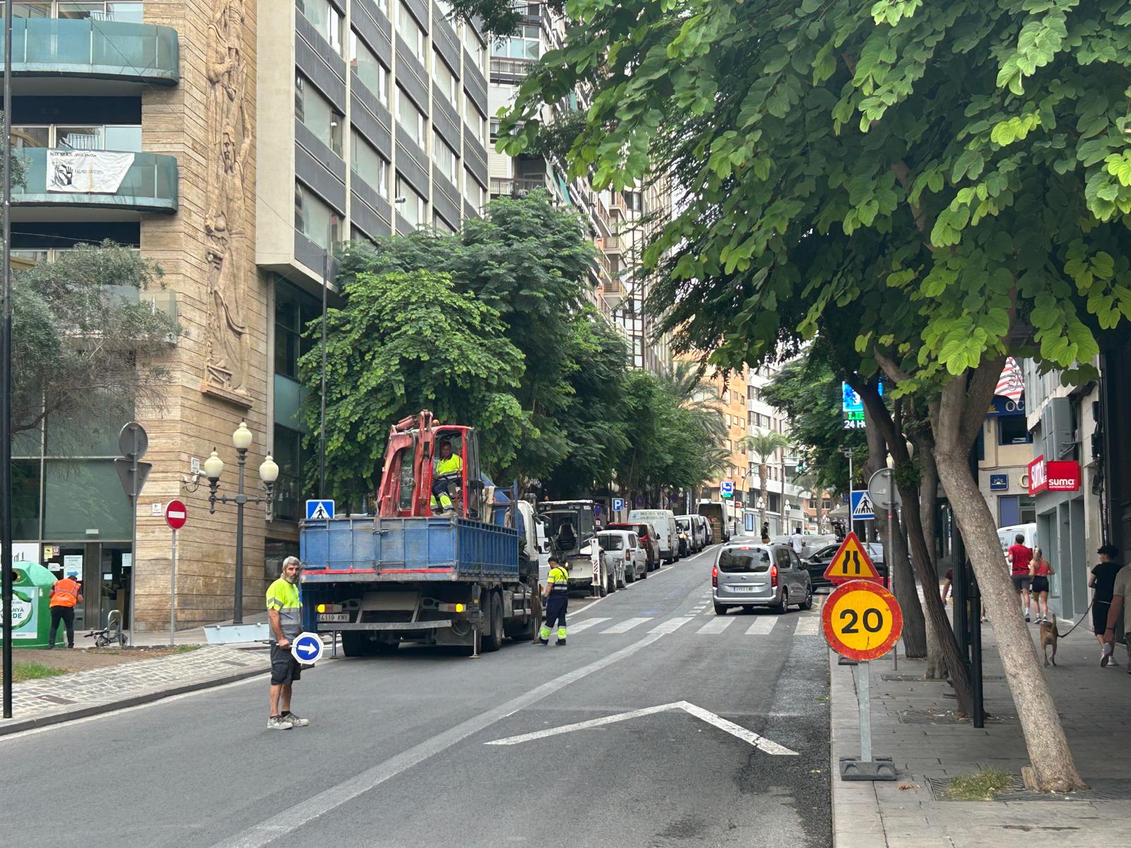 Obras de asfaltado en el tramo final de la Rambla en Alicante