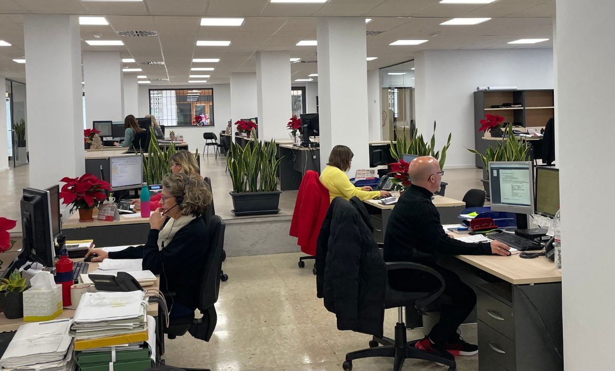 Varios trabajadores en las oficinas de Urbanismo en el Ayuntamiento de Elche