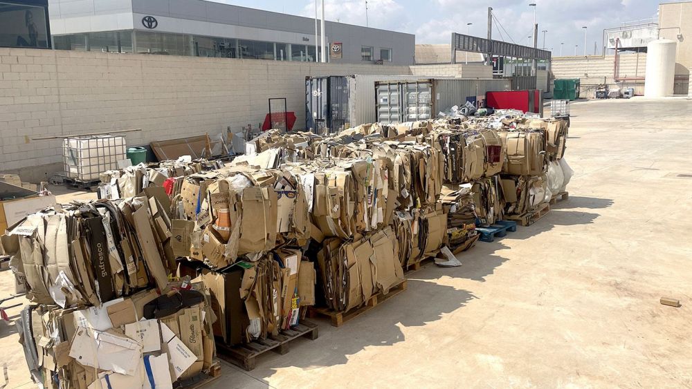 Residus de cartó premsats per al seu reciclatge en L'Aljub Residus de cartó premsats per al seu reciclatge en L'Aljub