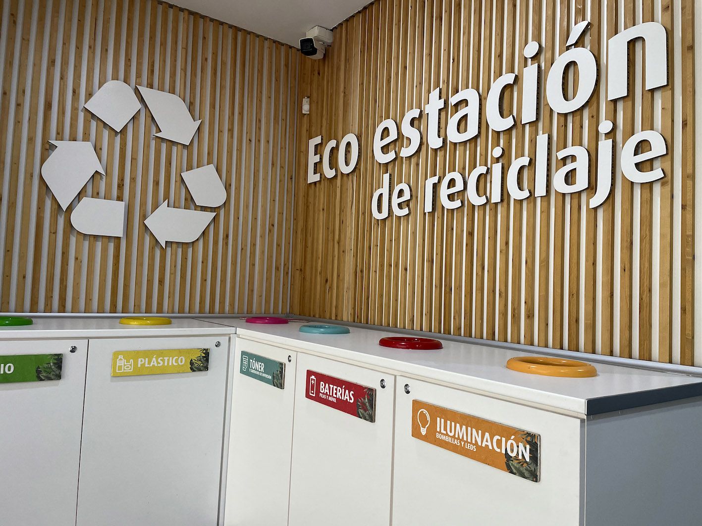 Estación de reciclaje en el centro comercial L'Aljub de Elche