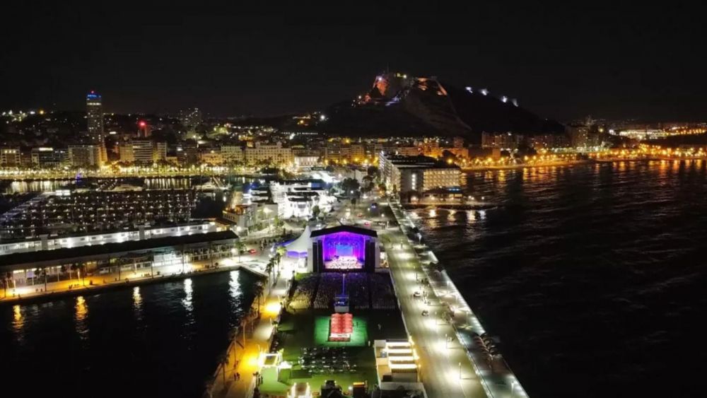 Escenari d'El Muelle Live en el Port d'Alacant amb el castell il·luminat de fons Escenari d'El Muelle Live en el Port d'Alacant amb el castell il·luminat de fons