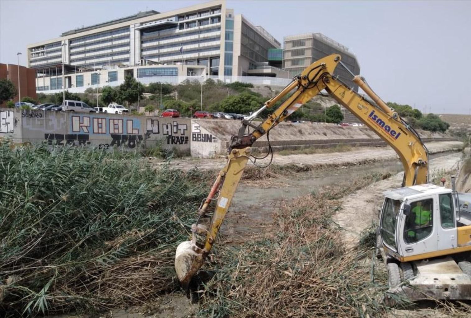 Una excavadora durant la neteja del barranc d'Aguamarga a Alacant