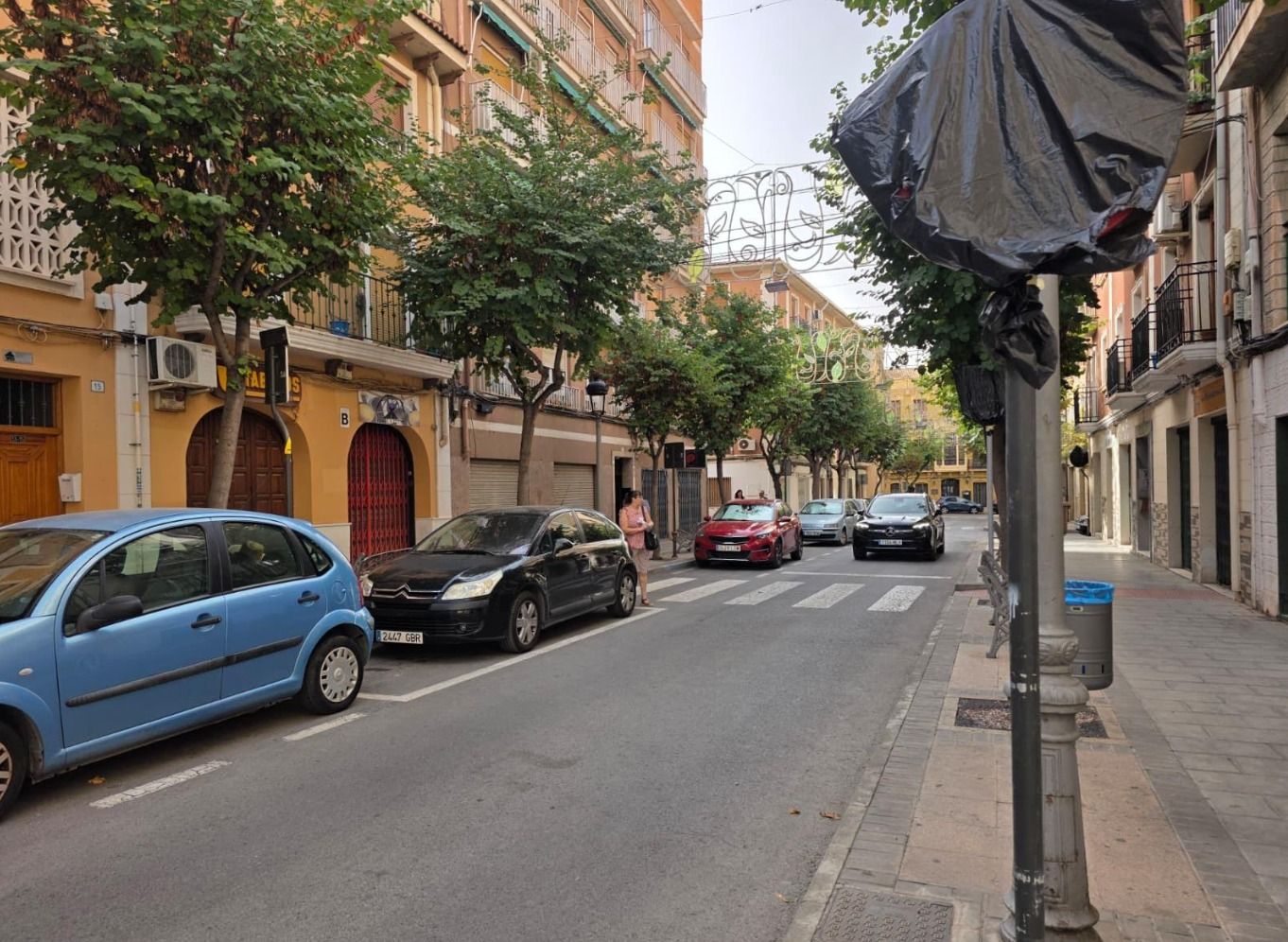 Señal tapada que indica el cambio de sentido de la calle Colón en Elda