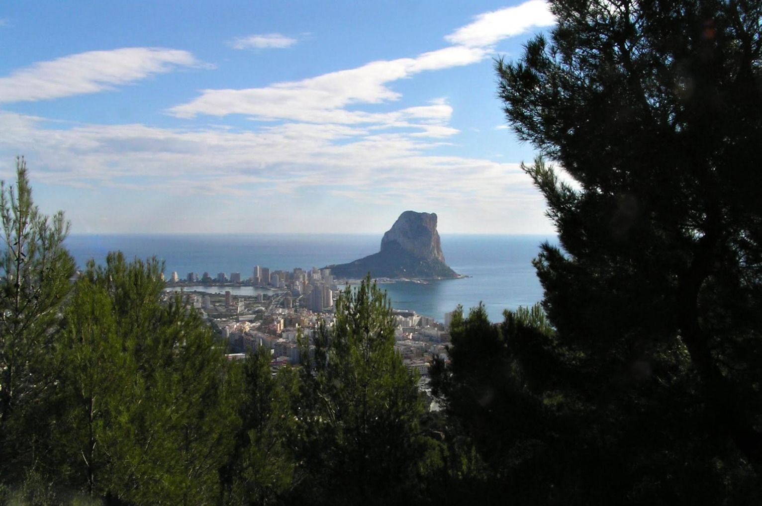 Imagen del Peñón de Ifach en Calpe desde una de las zonas boscosas del municipio