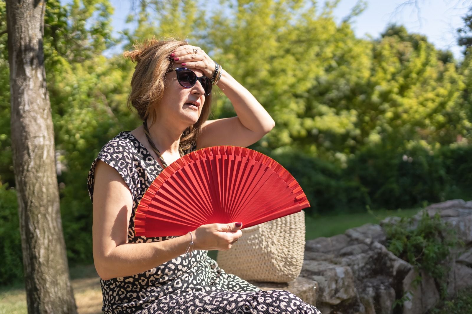 Una dona amb calor a Alacant (Foto: José Miguel Sánchez)