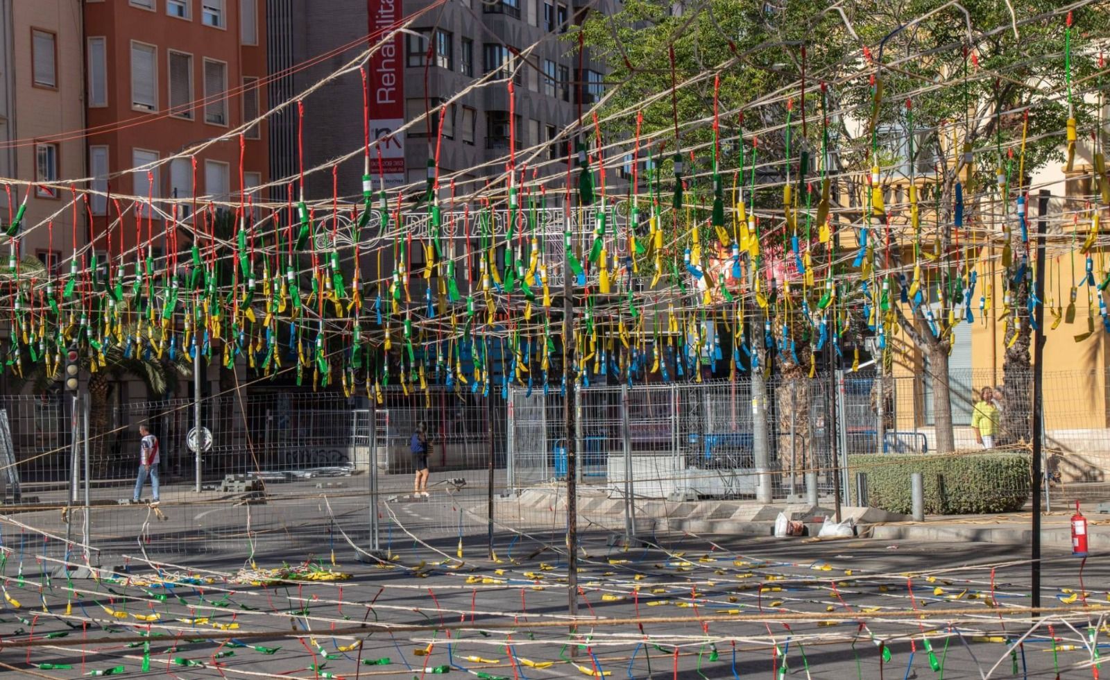 Cohetes de una mascletà de pirotecnia Ferrández en la plaza de Luceros de Alicante (Foto: Julio Marín)