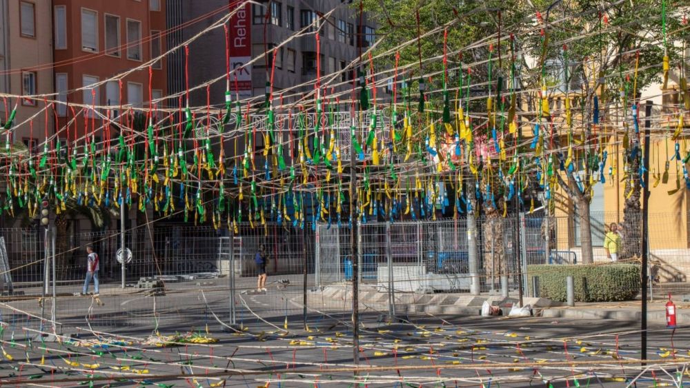 Cohetes de una mascletà de pirotecnia Ferrández en la plaza de Luceros de Alicante (Foto: Julio Marín) Cohetes de una mascletà de pirotecnia Ferrández en la plaza de Luceros de Alicante (Foto: Julio Marín)