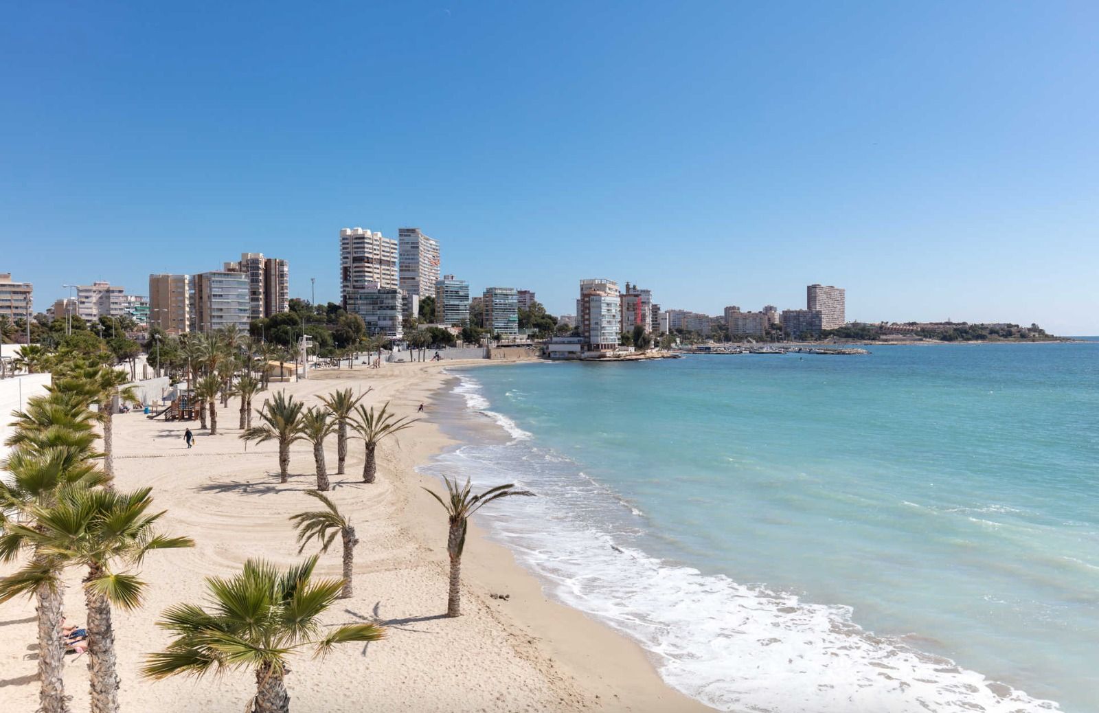 Vista panorámica de la playa de la Albufereta en Alicante