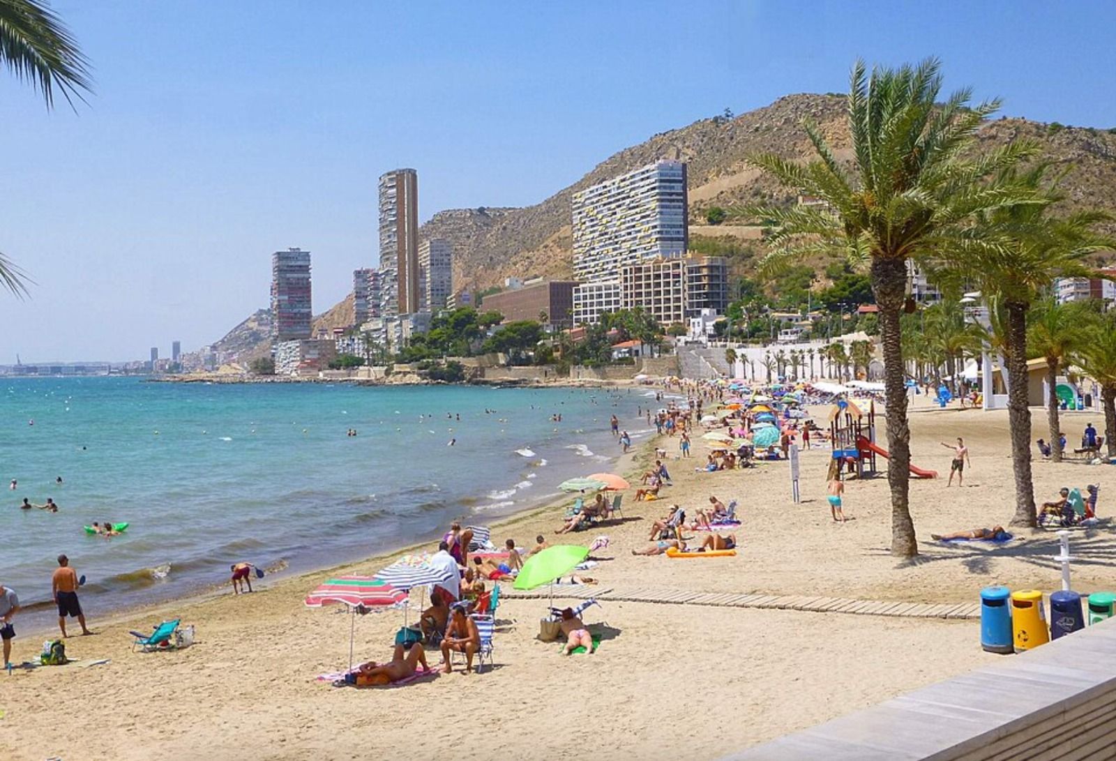 Banyistes a la platja de l'Albufereta en una imatge d'arxiu