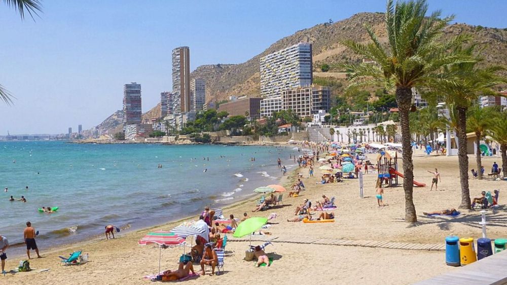 Banyistes a la platja de l'Albufereta en una imatge d'arxiu Banyistes a la platja de l'Albufereta en una imatge d'arxiu