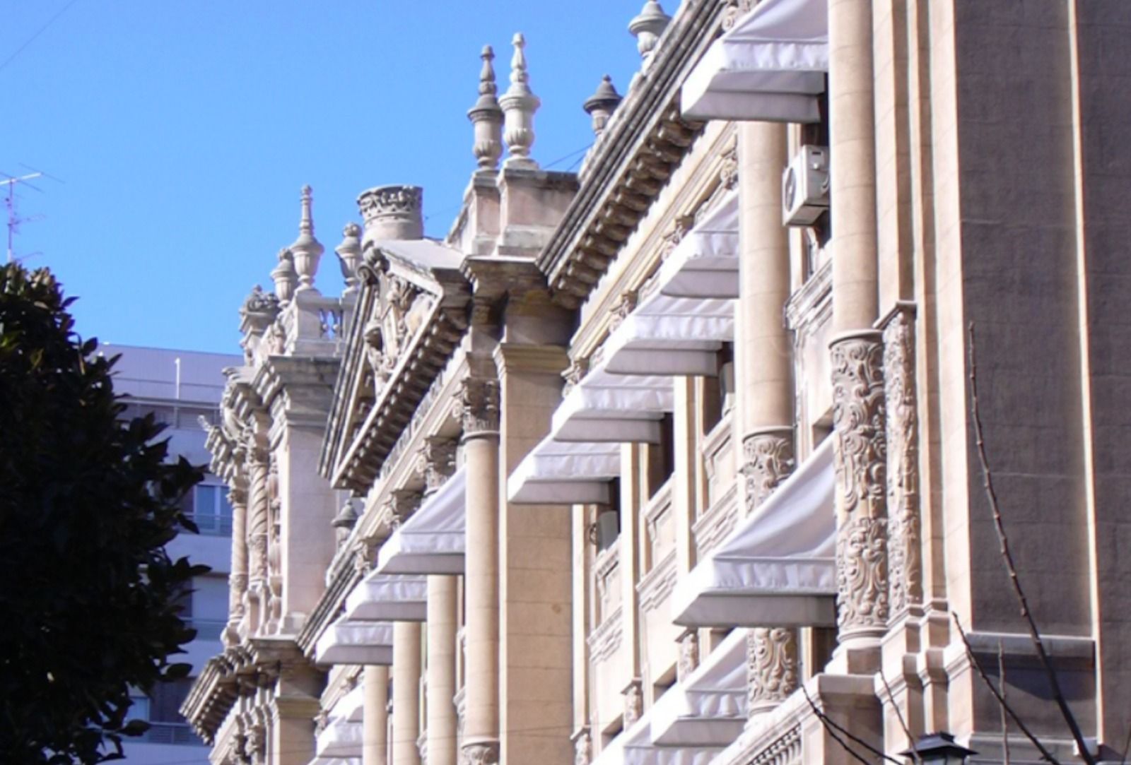 Fachada de la Diputación de Alicante desde una vista lateral
