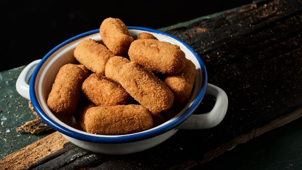 Un bol de cocina repleto de croquetas Un bol de cocina repleto de croquetas