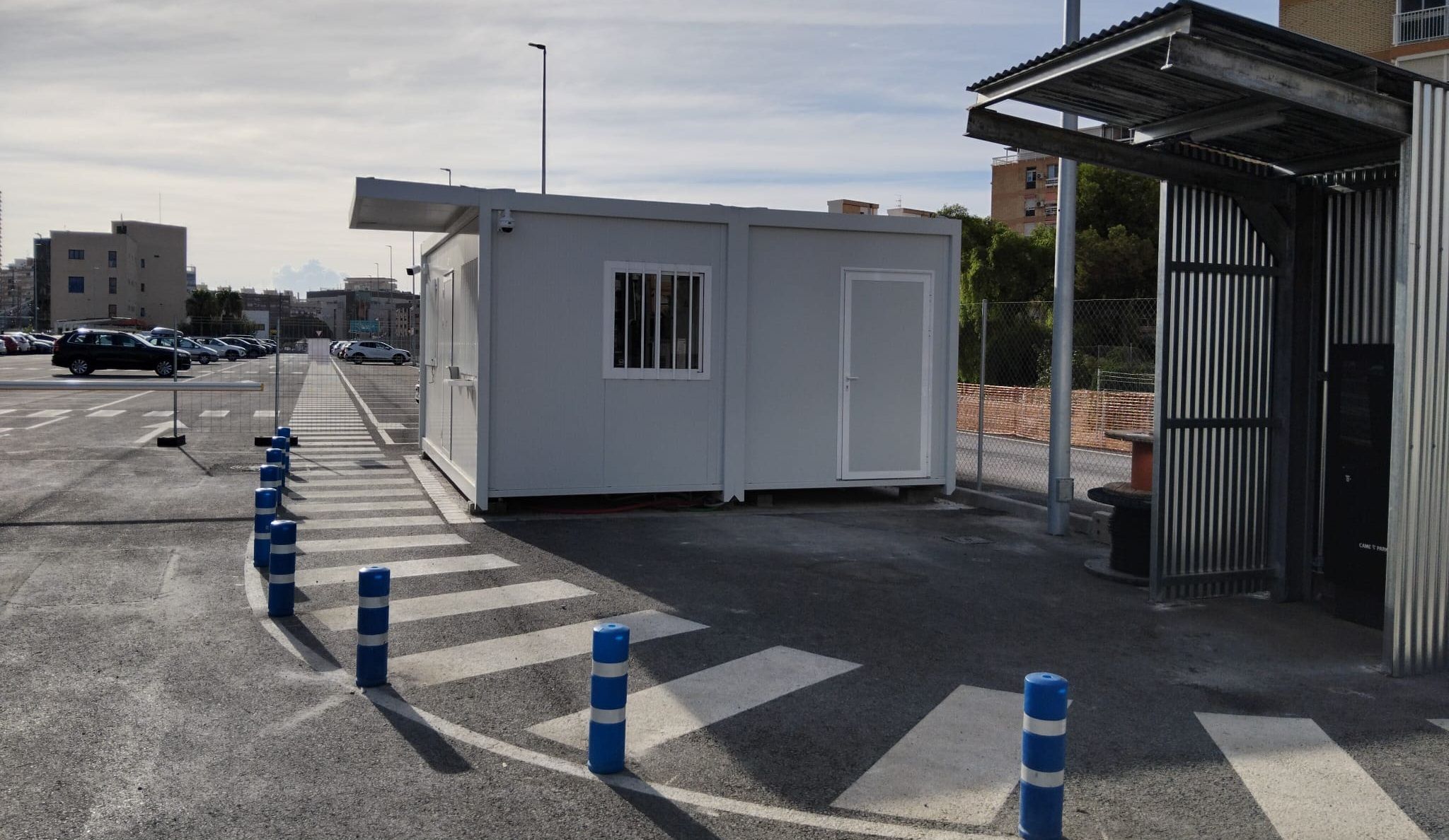 Caseta de control en el nuevo parking de Renfe de Alicante por las obras de la Estación Central