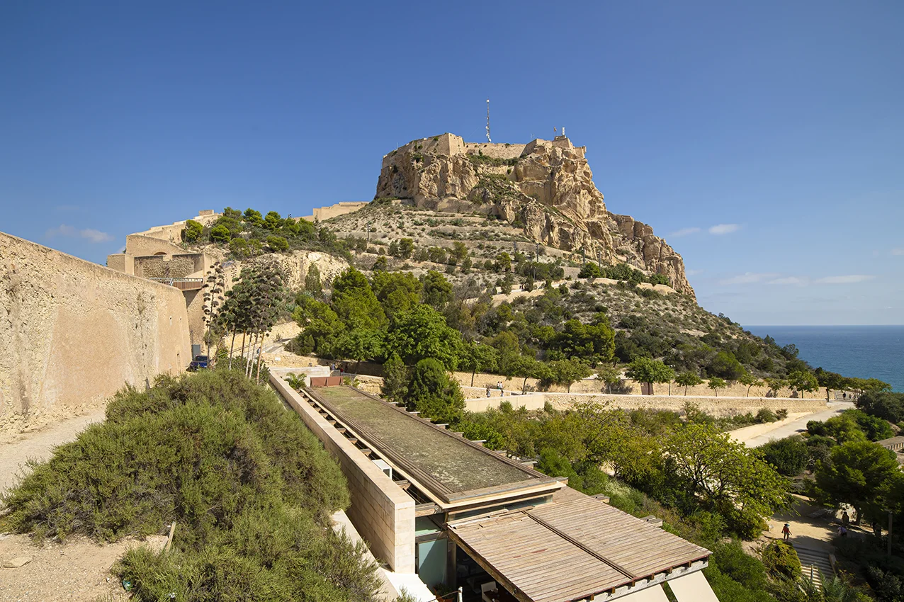 Vista panoràmica del parc de l'Ereta i el castell de Santa Bàrbara a Alacant