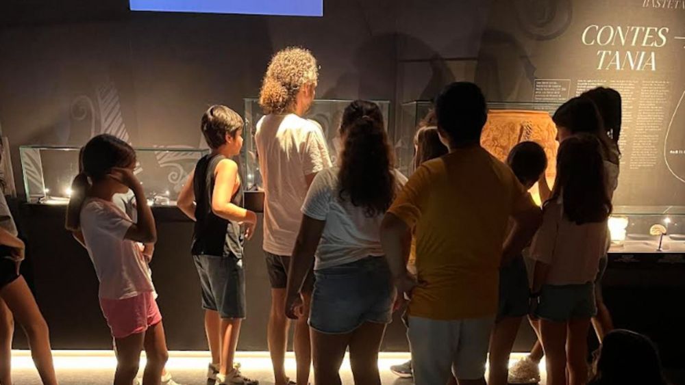 Visita guiada de la Escuela de Verano del MARQ a la exposición Ciudades de Luz Visita guiada de la Escuela de Verano del MARQ a la exposición Ciudades de Luz