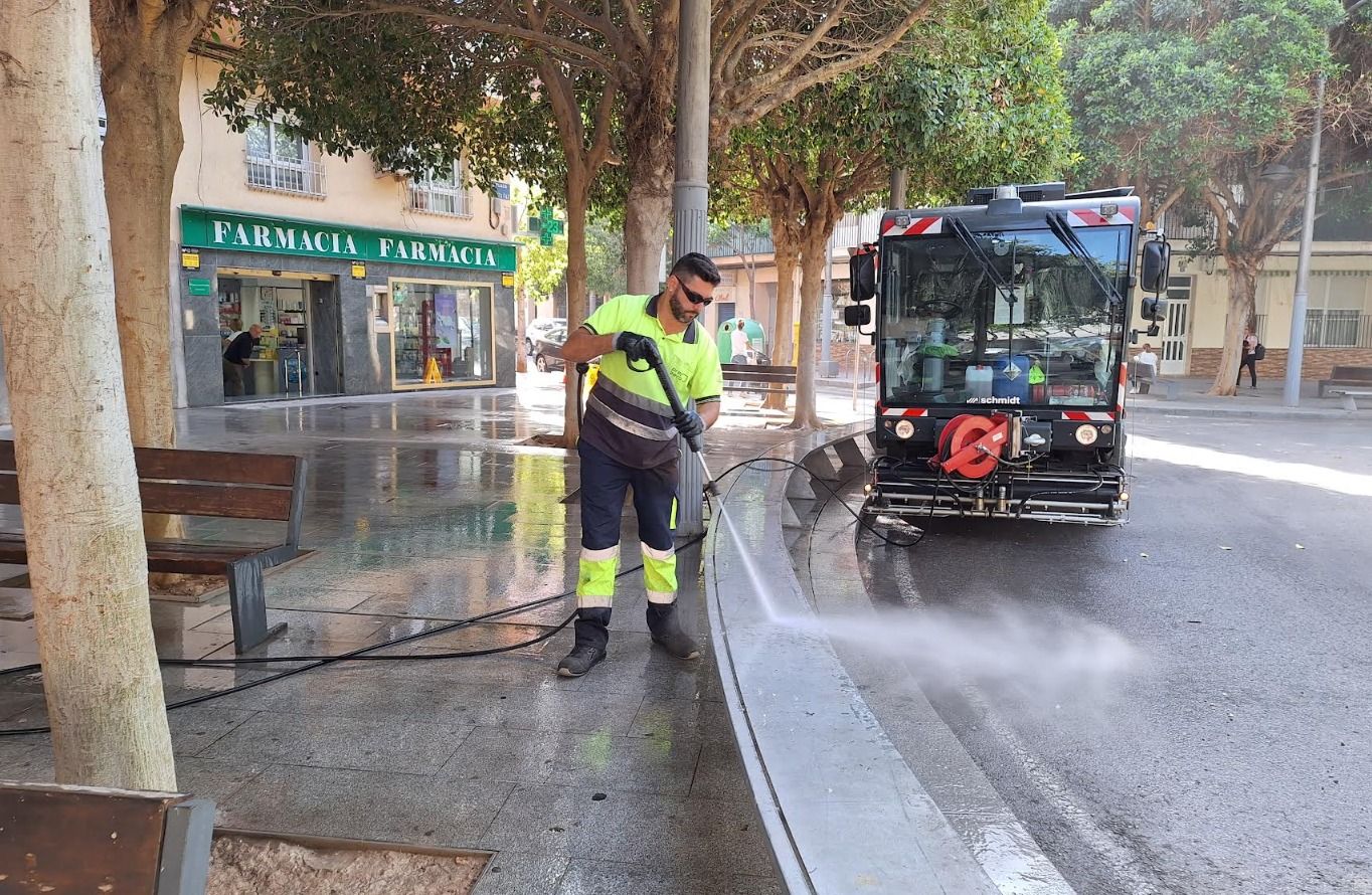 Un operario de la limpieza en las calles de San Vicente del Raspeig