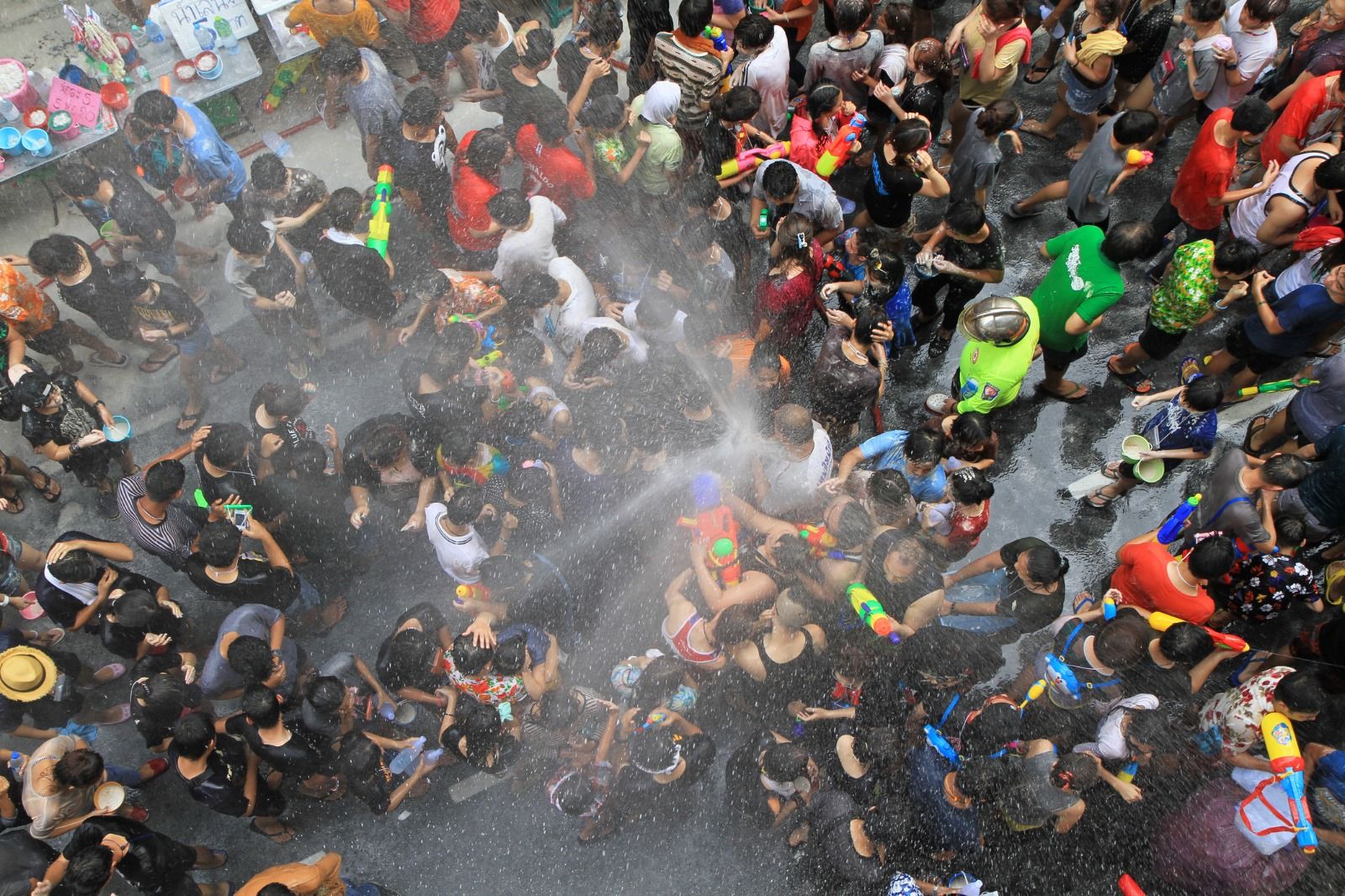 Festa de l'aigua i poalà en les festes del Raval Roig a Alacant